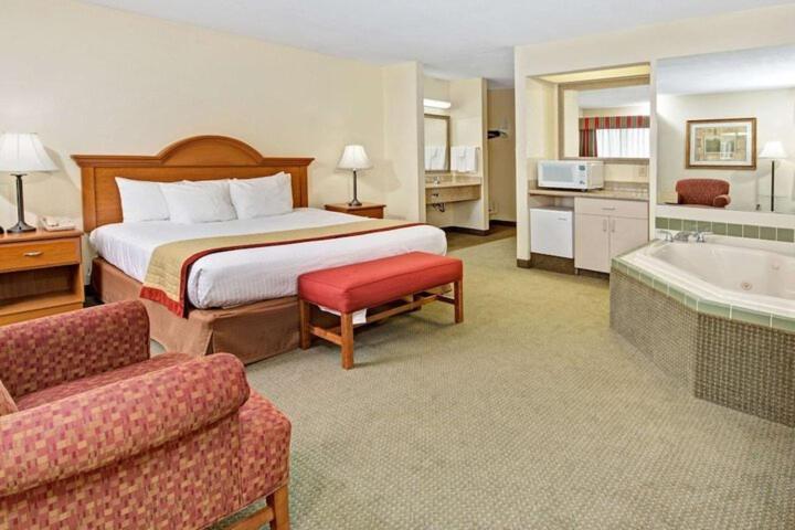 Baymont By Wyndham Indianapolis Hotel Bagian luar foto