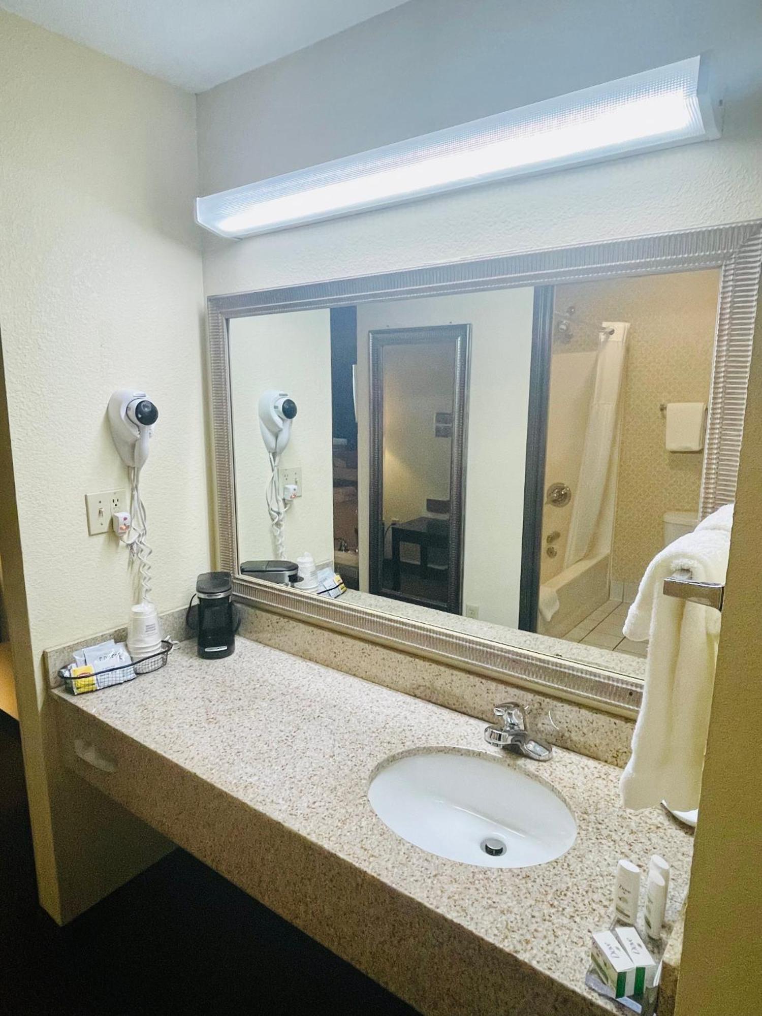 Baymont By Wyndham Indianapolis Hotel Bagian luar foto