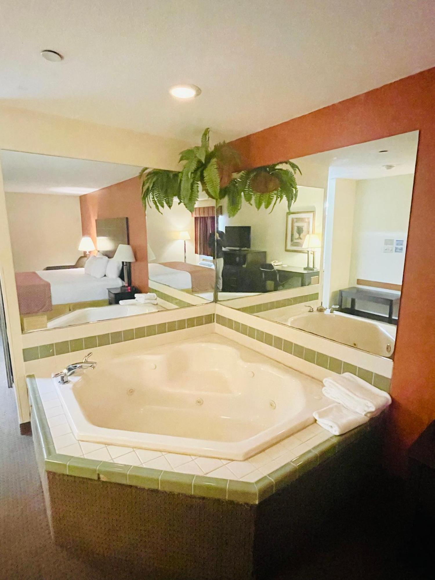 Baymont By Wyndham Indianapolis Hotel Bagian luar foto