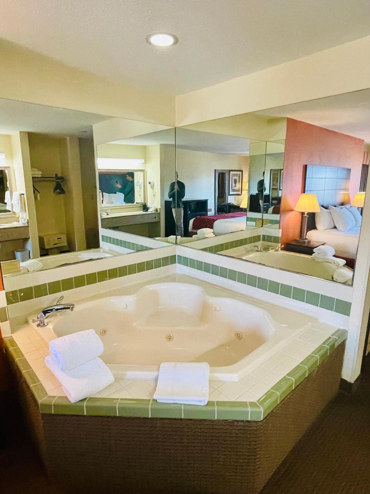 Baymont By Wyndham Indianapolis Hotel Bagian luar foto